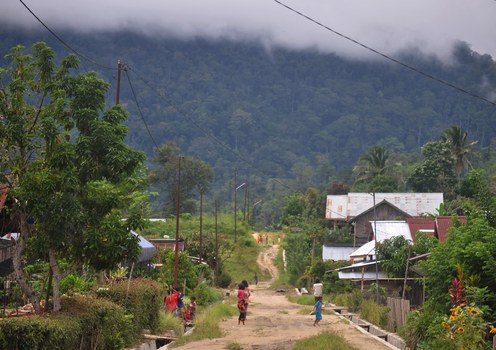 Anak-anak bermain di perkampungan mereka di Desa Lembantongoa, Kecamatan Palolo, Kabupaten Sigi, Sulawesi Tengah, Senin (30/11/2020), tidak jauh dari lokasi dibunuhnya empat warga tiga hari sebelunya oleh terduga Mujahidin Indonesia Timur (MIT), kelompok militan yang telah berbaiat kepada ISIS.