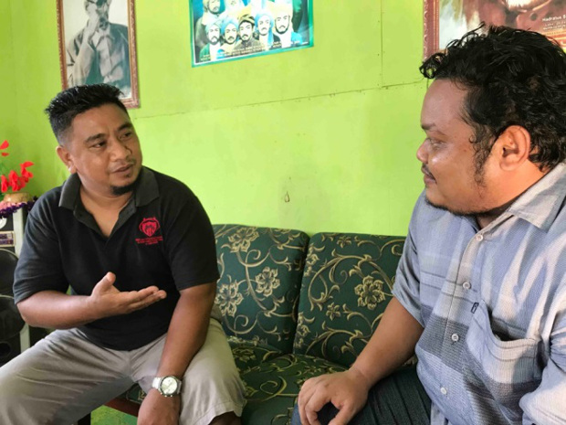 Abdul Kadir Abdjul (kiri), seorang tokoh pemuda di Poso, berbicara dengan rekannya, di Poso, 19 November 2020. [Keisyah Aprilia/BenarNews]