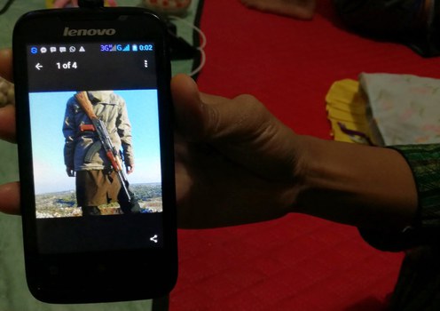 Seorang warga Lamongan, Jawa Timur, memperlihatkan foto yang dikirim oleh seorang anggota keluarganya yang bergabung dengan ISIS di Suriah, 27 Februari 2017. 
