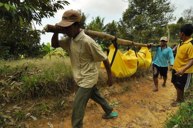 Warga menggotong mayat seorang petani yang menjadi korban pembunuhan kelompok Mujahidin Indonesia Timur di Desa Balinggi, Kabupaten Parigi Moutong, Sulawesi Tengah, 14 September 2015. [BenarNews]