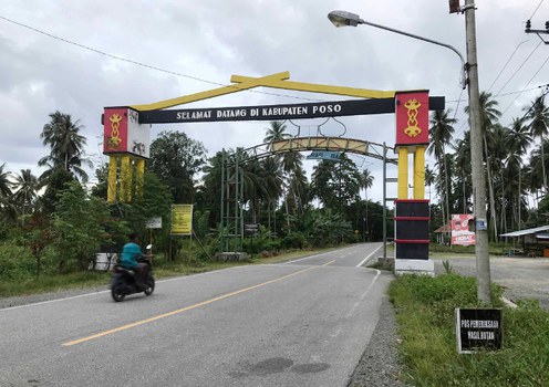 Seorang warga mengendarai sepeda motor melintas di gerbang Kabupaten Poso, Sulawesi Tengah, 21 November 2020.