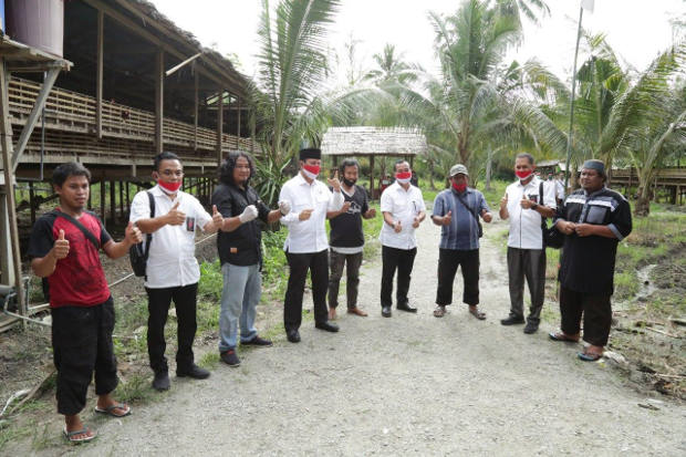 Kepala BNPT Komjen Pol Boy Rafli Amar, keempat dari kiri, bertemu dengan sejumlah eks napiter Poso saat melakukan kunjungan kerja di Poso, awal Agustus 2020. [Dok BNPT]