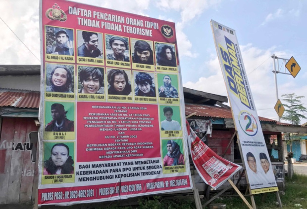 Daftar Pencarian Orang (DPO) para anggota Mujahidin Indonesia Timur terlihat di Desa Tabalu, Kecamatan Poso Pesisir, Kabupaten Poso, 20 November 2020. [Keisyah Aprilia/BenarNews]