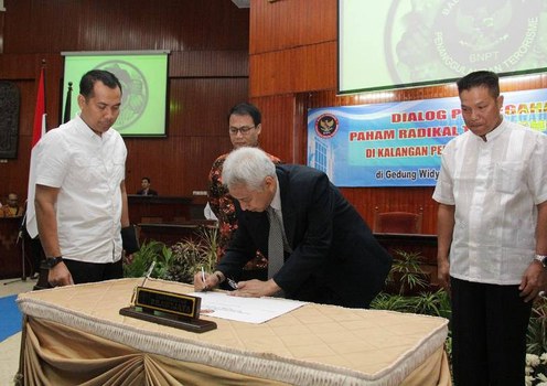 Penandatanganan MoU kerjasama menangkal paham radikal antara Universitas Brawijaya, Malang dan BNPT di Universitas Brawijaya, Malang, Jawa Timur, 27 Oktober 2015. 