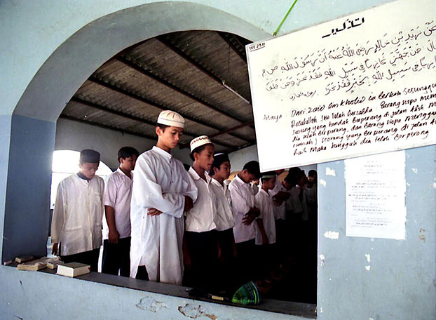 Para santri di Pondok Pesantren Al Mukmin, Ngruki, Sukoharjo, Jawa Tengah yang didirikan oleh Abu Bakar Ba'asyir sedang sholat, 2 September 2003. (AFP)