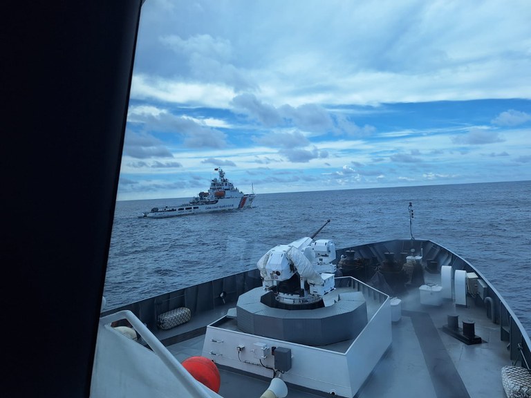Kapal Penjaga Pantai Tiongkok dilihat dari Kapal Penjaga Pantai Indonesia di Laut Natuna Utara, 25 Oktober 2024. [Badan Keamanan Laut Indonesia]