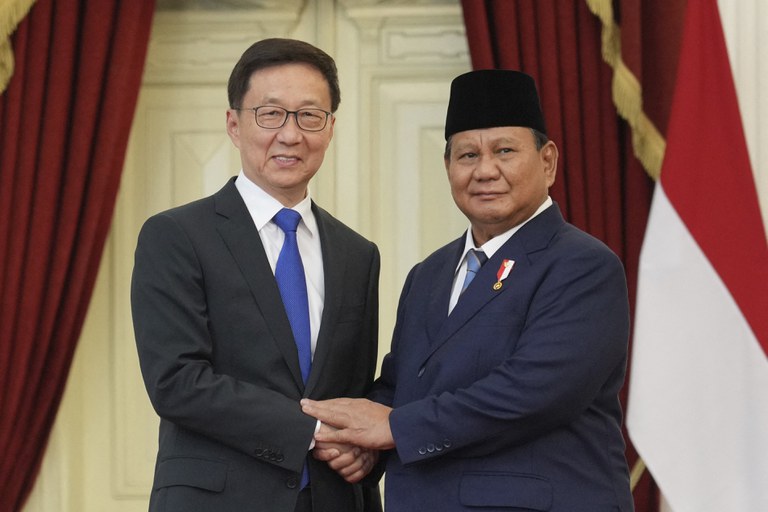 Presiden Indonesia yang baru dilantik, Prabowo Subianto (kanan) menyambut Wakil Presiden Tiongkok, Han Zheng, di Istana Merdeka, Jakarta, sehari sebelum kapal Indonesia mengusir Kapal Penjaga Pantai Tiongkok keluar dari zona ekonomi eksklusif Indonesia di Laut Natuna Utara, 20 Oktober 2024. [Achmad Ibrahim/AFP]