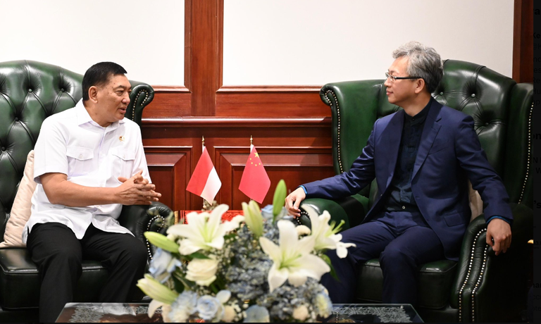 Menteri Pertahanan Sjafrie Sjamsoeddin bertemu dengan Duta Besar China Wang Lutong di Kementerian Pertahanan di Jakarta, 24 Oktober 2024. [Via Instagram @Kemhan_RI]
