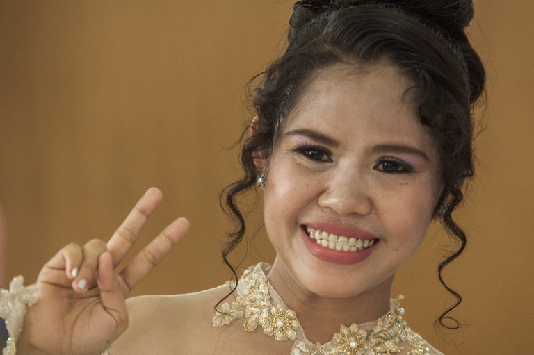 Narapidana narkoba dan terpidana mati asal Filipina, Mary Jane Veloso, tersenyum dalam acara peringatan Hari Kartini di sebuah penjara di Yogyakarta, 23 April 2016. [Suryo Wibowo/AFP]