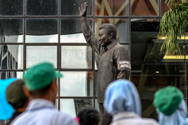 statue_sritex.jpg statue_sritex.jpg