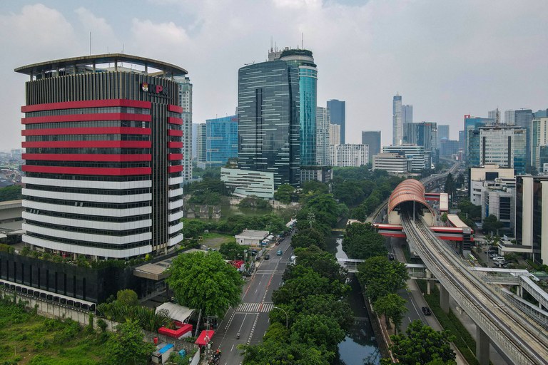 Pemandangan udara gedung Komisi Pemberantasan Korupsi (kiri) di Jakarta, 27 Juni 2023. [Bay Ismoyo/AFP]