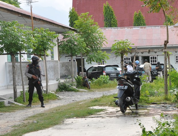 Polisi tangkap 24 orang terduga simpatisan Mujahidin Indonesia Timur dan ISIS Polisi tangkap 24 orang terduga simpatisan Mujahidin Indonesia Timur dan ISIS