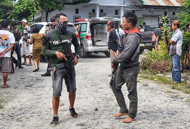 Sejumlah polisi berpakaian preman berjaga di Puskesmas Kecamatan Sausu, Kabupaten Parigi Moutong, Selawesi Tengah, 31 Desember 2018. (Sengka Parimo/BeritaBenar)