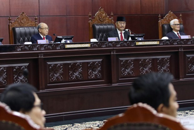 MKMK berhentikan Anwar Usman sebagai ketua MK, keputusan terkait umur capres/cawapres tidak berubah MKMK berhentikan Anwar Usman sebagai ketua MK, keputusan terkait umur capres/cawapres tidak berubah