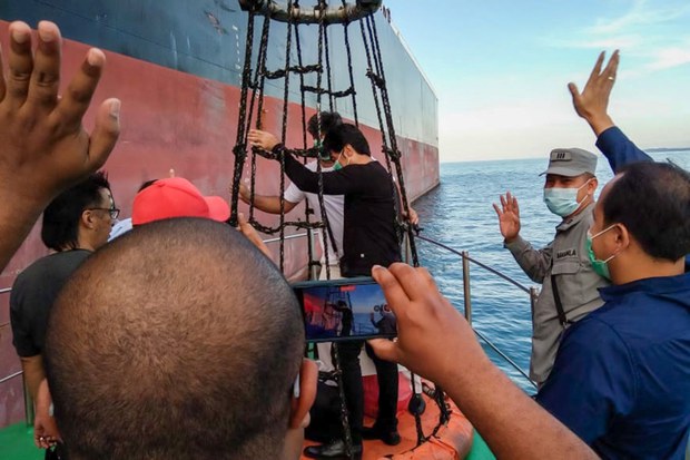 TNI terus upayakan evakuasi MT Liberty yang kandas di Kepulauan Riau TNI terus upayakan evakuasi MT Liberty yang kandas di Kepulauan Riau