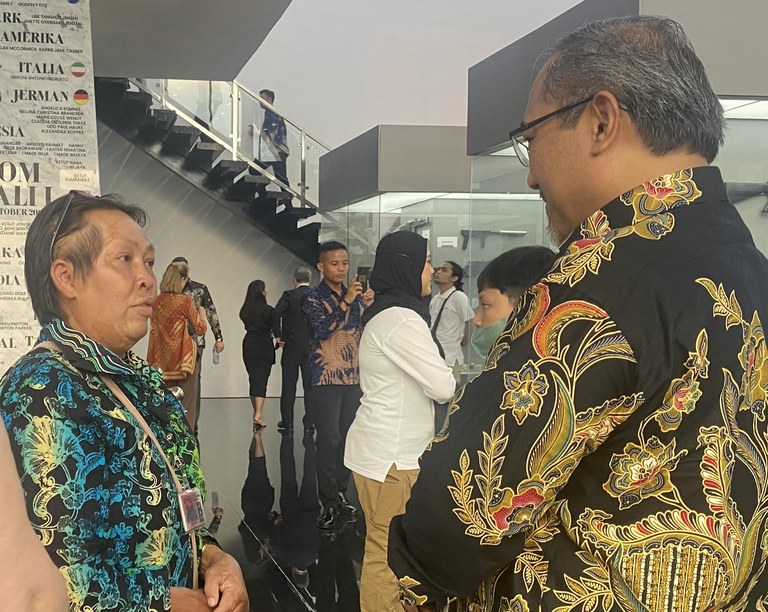 Chusnul Chotimah (kiri) penyintas bom Bali tahun 2002 berbincang dengan Nasir Abbas mantan tokoh Jemaah Islamiyahdi di Museum Penanggulangan Terorisme Adhi Pradana yang diresmikan BNPT, di Sentul, Bogor, Jawa Barat, 16 Juli 2024. [Kusumasari Ayuningtyas/BenarNews]