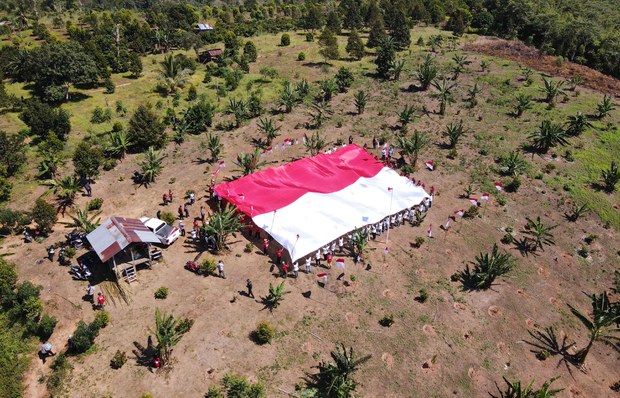 Puluhan eks-napiter bentangkan bendera Merah Putih raksasa sambut HUT-RI ke-79 Puluhan eks-napiter bentangkan bendera Merah Putih raksasa sambut HUT-RI ke-79