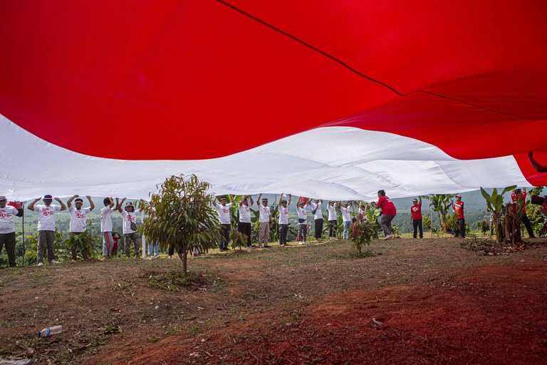 Sejumlah mantan narapidana terorisme mengikuti kegiatan pembentangan bendera merah putih di kaki Gunung Biru, Desa Pantangolemba, Kecamatan Poso Pesisir Selatan, Poso, Sulawesi Tengah, Jumat, 16 Agustus 2024. [Taufan Bustan/BenarNews]