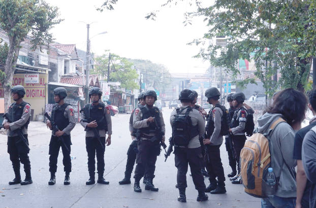 Sejumlah polisi bersenjata lengkap berjaga-jaga di jalan depan Markas Komando Brimob Kelapa Dua di Depok, Jawa Barat, 9 Mei 2018. (Arie Firdaus/BeritaBenar)