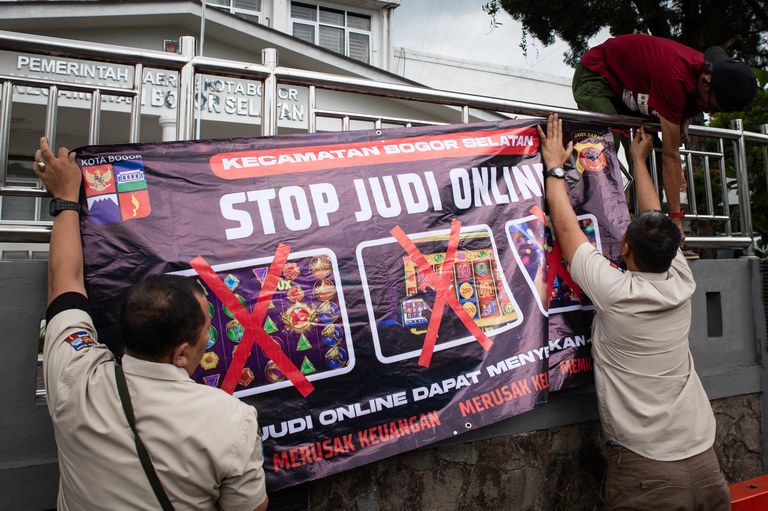 Spanduk larangan judi online tampak dipasang di luar kantor pemerintah di Bogor, Jawa Barat, pada 30 Juni 2024. [Adiya Aji/AFP]