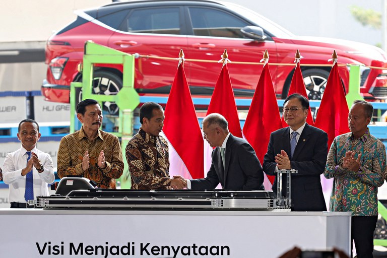 Presiden Joko Widodo berjabat tangan dengan Ketua Eksekutif Hyundai Motor Group Euisun Chung saat peluncuran pabrik produksi sel baterai pertama Indonesia untuk kendaraan listrik, di Karawang, Jawa Barat, 3 Juli 2024. [Ajeng Dinar Ulfiana/Reuters]