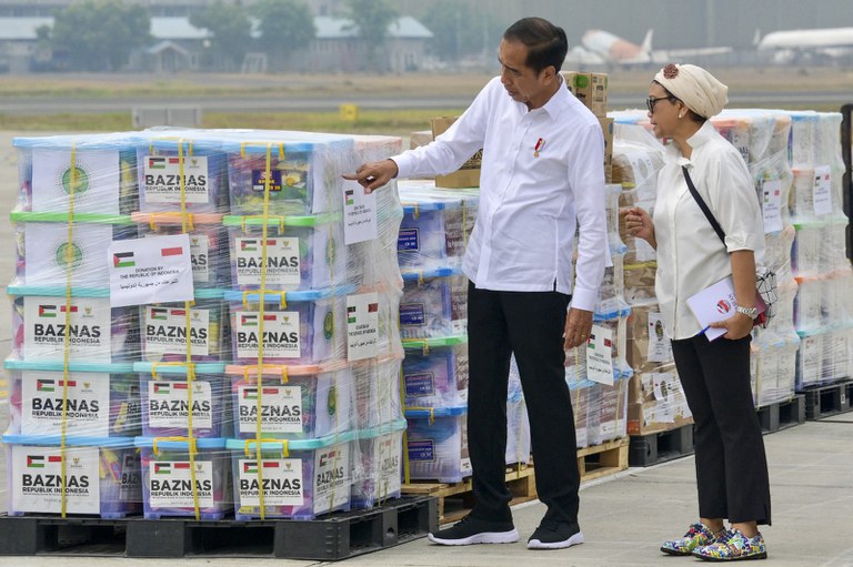 Presiden Indonesia Joko “Jokowi” Widodo (kiri) dan Menteri Luar Negeri Retno Marsudi memeriksa bantuan kemanusiaan yang akan dikirim oleh pemerintah Indonesia kepada rakyat Palestina di pangkalan udara di Jakarta, 4 November 2023. [Bay Ismoyo/AFP]