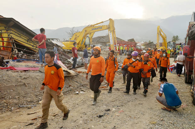 Para relawan Basarnas melakukan pencarian korban di Kelurahan Balaroa, Kota Palu, Sulawesi Tengah, 11 Oktober 2018. (Keisyah Aprilia/BeritaBenar)