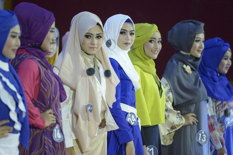 Foto yang diambil pada tahun 2018 ini menunjukkan para perempuan Aceh berkompetisi di sebuah peragaan busana di Banda Aceh, pada 21 Januari 2018. [Chaideer Mahyuddin/AFP]