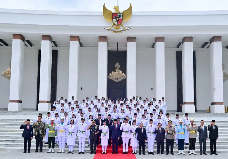 Presiden Joko “Jokowi” Widodo dan sejumlah pejabat negara berfoto bersama 76 anggota Paskibraka 2024 setelah pengukuhan mereka di Istana Negara, Ibu Kota Nusantara, Kalimantan Timur, pada 13 Agustus 2024. [Muchlis Jr/Biro Pers Sekretariat Presiden/ via Instagram Jokowi]