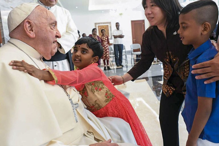 Anak-anak menyambut kedatangan Paus Fransiskus di Nunsiatura Apostolik, Kedutaan Besar Tahta Suci Vatikan di Jakarta, 3 September 2024. [Vatican Media via AP]