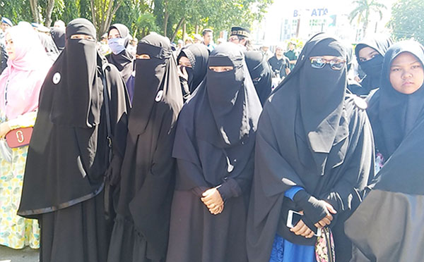 Sejumlah aktivis Komunitas Muslimah Bercadar ikut melakukan aksi unjuk rasa menolak Lesbian, Gay, Biseksual, Transgender (LGBT) di Banda Aceh, 2 Februari 2018. (Nurdin Hasan/BeritaBenar) 