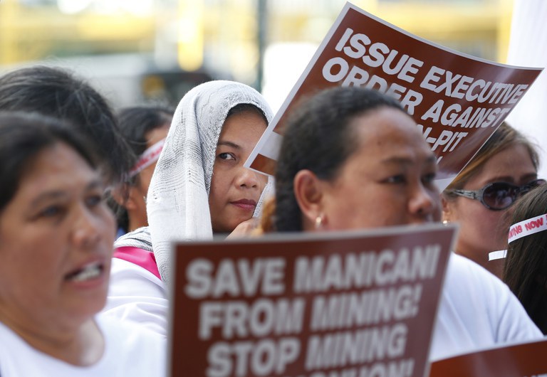Warga dari pulau pertambangan nikel Manicani berunjuk rasa sambil membawa poster di luar perusahaan  Nickel Asia, dan menuntut penutupannya setelah 25 tahun beroperasi di kota Taguig, timur Manila, Filipina, 22 November 2017. [AP]
