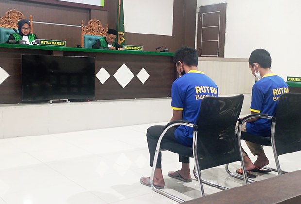 Dua pemuda di Aceh divonis hukuman cambuk karena hubungan sesama jenis Dua pemuda di Aceh divonis hukuman cambuk karena hubungan sesama jenis
