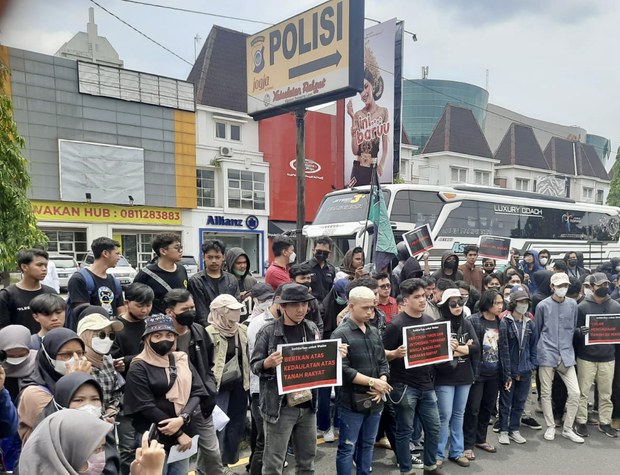 Gubernur Jateng Minta Maaf atas Penangkapan Warga Penolak Tambang Batu Gubernur Jateng Minta Maaf atas Penangkapan Warga Penolak Tambang Batu