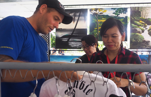 Matthew Norman menjual kaosnya kepada pengunjung Lembaga Pemasyarakatan Kerobokan di Bali, 24 November 2018. (Anton Muhajir/BeritaBenar)