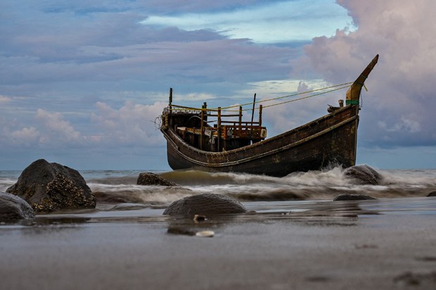 Perahu pengungsi Rohingya “hilang” setelah diikuti kapal tentara Indonesia Perahu pengungsi Rohingya “hilang” setelah diikuti kapal tentara Indonesia