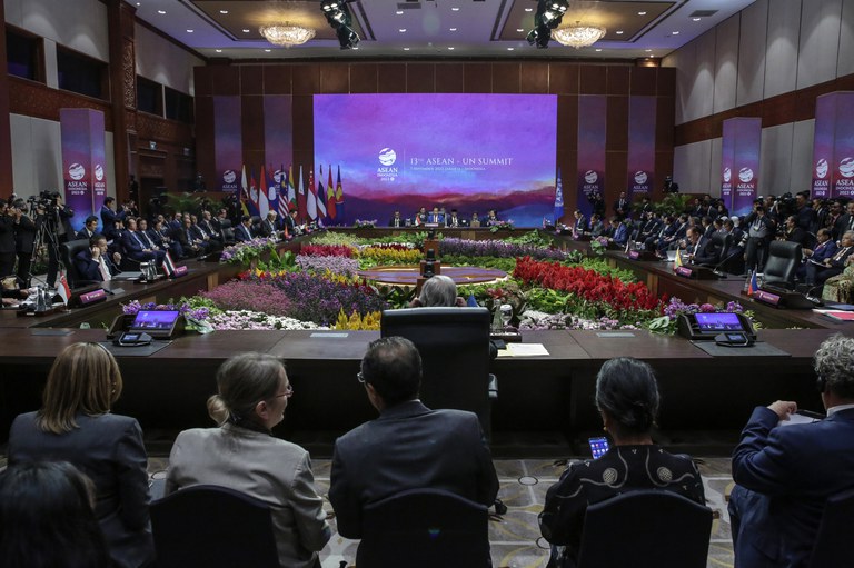 Sejumlah wartawan tampak meliput pertemuan puncak ASEAN di Jakarta, 7 September 2023. [Adi Weda/Pool Photo via AP]