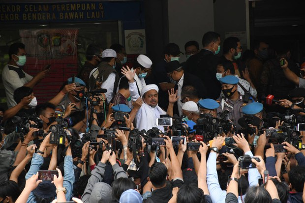 Diwarnai Protes, Jaksa Bacakan Dakwaan Berlapis Rizieq Shihab Diwarnai Protes, Jaksa Bacakan Dakwaan Berlapis Rizieq Shihab