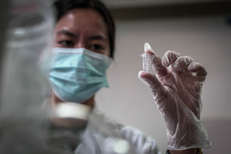 Seorang ilmuwan International Rice Research Institute di Los Baños, Filipina memeriksa spesimen beras sambil mempelajari indeks glikemik untuk mengembangkan varietas yang dapat membantu melawan diabetes, 19 Juli 2023. [Jojo Riñoza/ BenarNews]