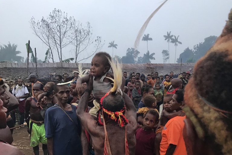 Pemimpin ritual Oktang memberkati seorang anak setelah melakukan ritual Oktang.jpg Pemimpin ritual Oktang memberkati seorang anak setelah melakukan ritual Oktang.jpg