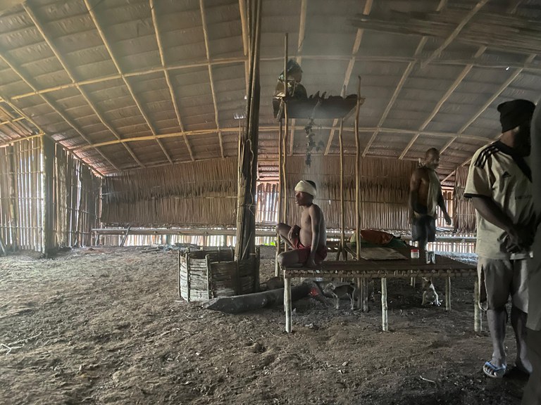 Seorang anak marga Kimko Jinipjo menjalani proses inisiasi di rumah adat.JPG Seorang anak marga Kimko Jinipjo menjalani proses inisiasi di rumah adat.JPG