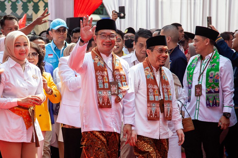 Mantan gubernur Jawa Barat Ridwan Kamil (kedua kiri) dan mantan menteri pertanian Suswono (kedua dari kanan), tiba untuk mendaftar sebagai calon gubernur dan wakil gubernur Jakarta di kantor Komisi Pemilihan Umum Daerah di Jakarta pada 28 Agustus 2024. [Aditya Irawan/AFP]