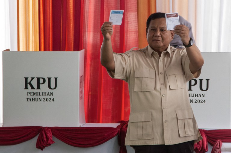 Presiden Prabowo Subianto menunjukkan surat suara saat memberikan suara dalam pemilihan kepala daerah (Pilkada) serentak di Bogor, Jawa Barat pada 27 November 2024. [Aditya Irawan/AFP]