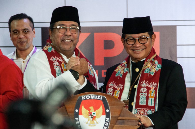 Pramono Anung (kanan) dan pasangannya Rano Karno (kedua dari kiri) berpose setelah mendaftar sebagai calon gubernur dan wakil gubernur Jakarta di kantor Komisi Pemilihan Umum Daerah di Jakarta pada 28 Agustus 2024. [Aditya Irawan/AFP]