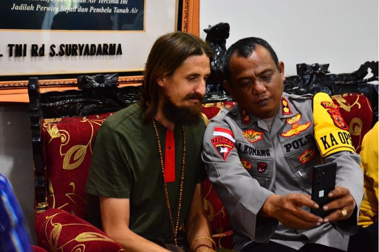 Pilot Susi Air Phillip Mark Mehrtens tiba di Timika setelah dijemput oleh tim kesatuan TNI-Polri Satgas Damai Cartenz pada Sabtu, 21 September 2024, menyusul pembebasannya oleh kelompok separatis Papua. [Courtesy Satgas Operasi Damai Cartenz]