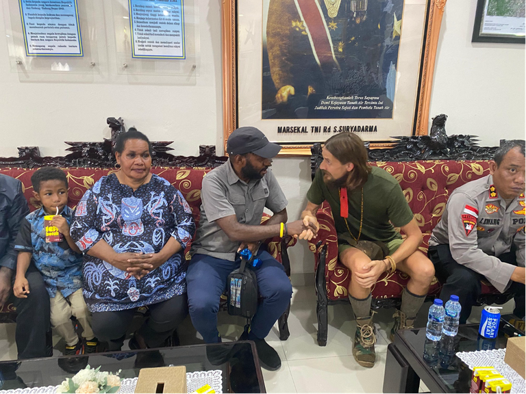 Pilot Susi Air Phillip Mark Mehrtens tiba di Timika setelah dijemput oleh tim kesatuan TNI-Polri Satgas Damai Cartenz pada Sabtu, 21 September 2024, menyusul pembebasannya oleh kelompok separatis Papua. [Courtesy Satgas Operasi Damai Cartenz]
