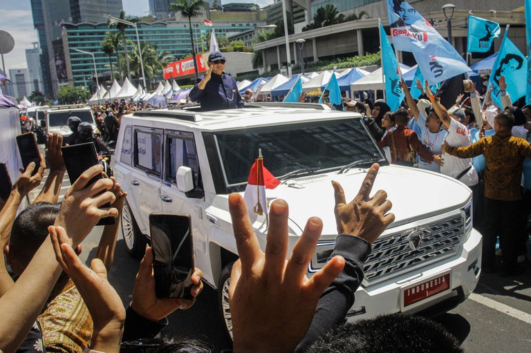 Menggunakan Mobil Maung Garuda, Presiden Prabowo Subianto menyapa masyarakat usai pelantikannya di Jakarta, 20 Oktober 2024. [Zaky Fahreziansyah/Antara Foto/Reuters]