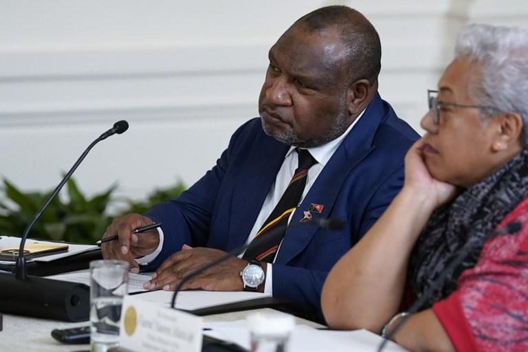 Perdana Menteri Papua Nugini James Marape (kiri) dan Perdana Menteri Samoa Fiame Naomi Mata'afa menyimak pertemuan pada KTT Forum Kepulauan AS-Pasifik di Ruang Timur Gedung Putih, 25 September 2023, di Washington. [Evan Vucci/Pers Terkait]