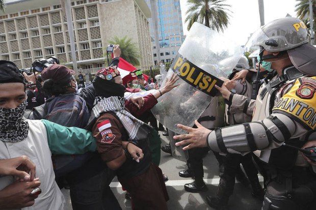 Ratusan Anggota Ormas Islam Tuntut Pembebasan Rizieq Shihab Ratusan Anggota Ormas Islam Tuntut Pembebasan Rizieq Shihab