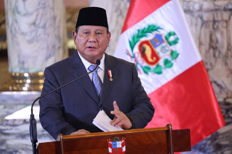 Presiden Prabowo Subianto menyampaikan pidato setelah bertemu dengan Presiden Peru Dina Boluarte di istana pemerintah di Lima di sela-sela KTT Kerja Sama Ekonomi Asia-Pasifik (APEC), 14 November 2024. [Hugo Curotto/AFP]